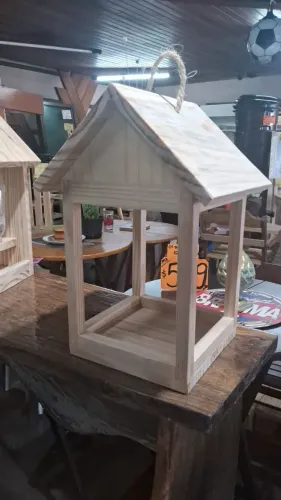 Casa comedouro para pássaros
