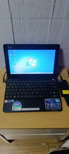 Netbook Asus Eee PC modelo 1015BX em estado de novo, muito conservado.