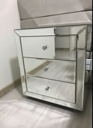 Mesa de cabeceira espelhada