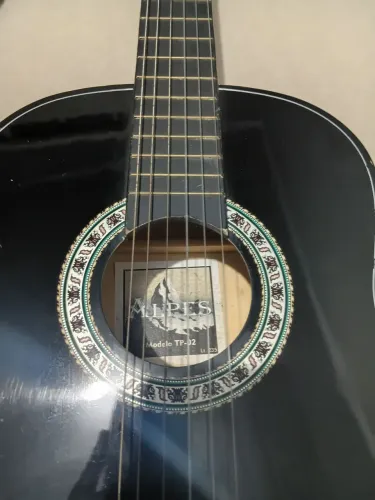 Violão com a Capa e palhetas.
