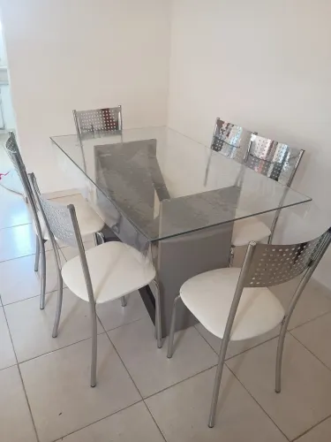Mesa de vidro com 6 cadeiras