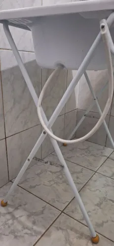 Vendo Banheira com suporte, almofada de amamentação e canguru. Todos em ótimo estado. 