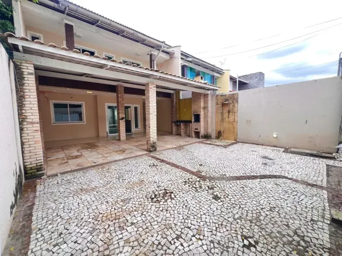 Casa Duplex com 4 suites, terreno 8x30 na Cidade dos Funcionarios