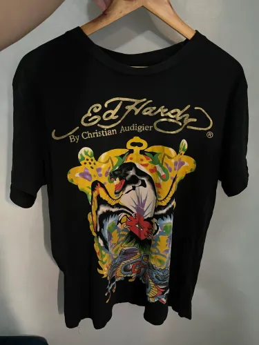 Camiseta Ed Hardy letra dourada