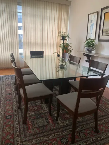 Mesa de jantar 8 lugares em madeira.