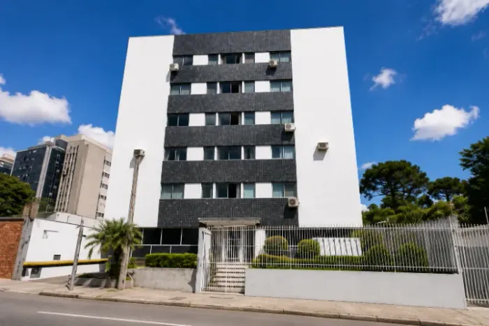 Studio Mobiliado com Garagem no Centro Cívico | Pronto para investir