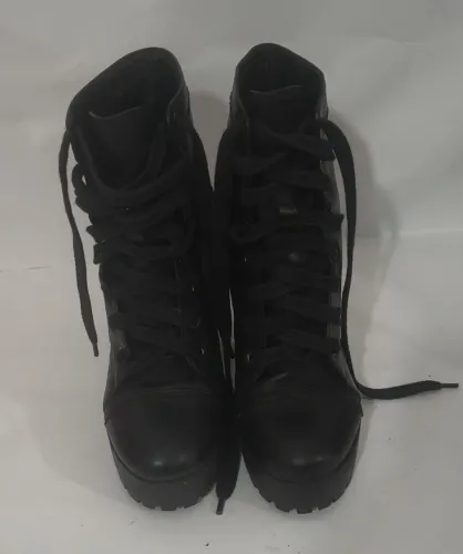 Bota schutz preta salto grosso 33