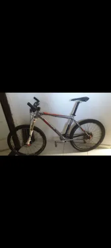 Bicicleta toda preparada pra trilha ou asfalto