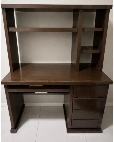 Escrivaninha em madeira, forte e resistente! 