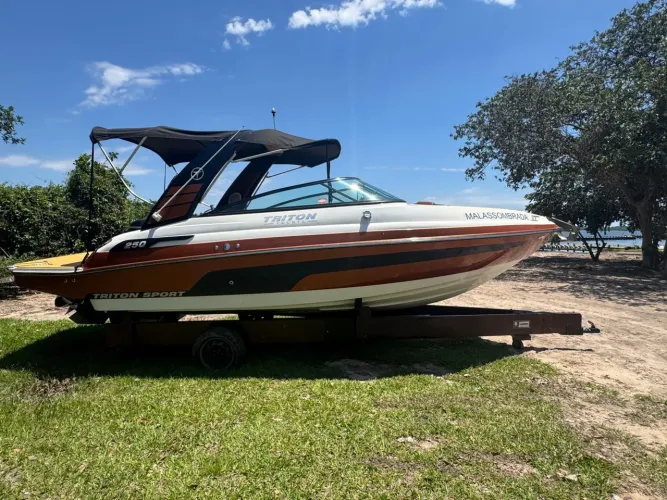 Lancha Triton 250