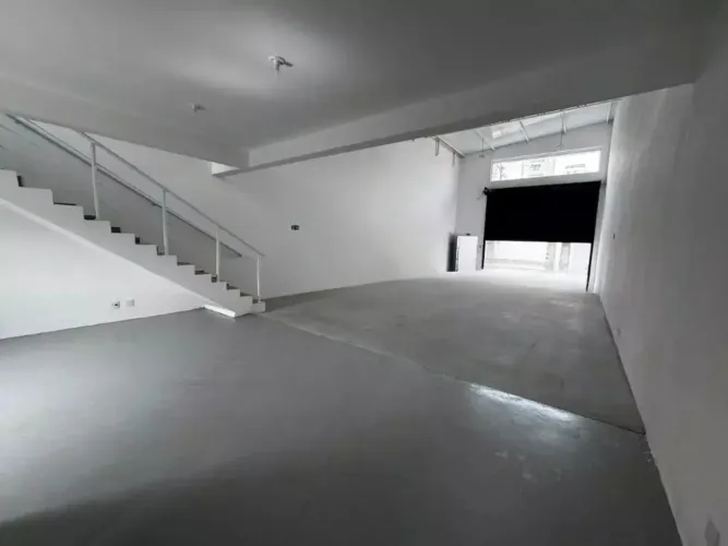 Galpão Novo para Alugar no Centro de SBC. 256m²| Mezanino| 3 Banheiros| Pé direito 7,5 met