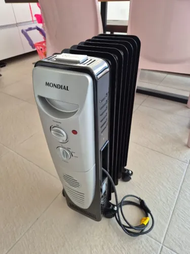 Aquecedor a Óleo Mondial A-06 1500W Preto/Prata 127V