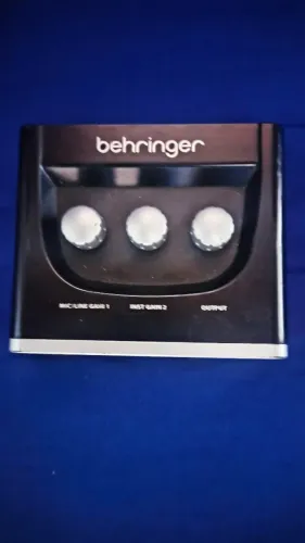 Placa de audio Behringer um2