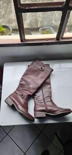 Bota marrom cano alto