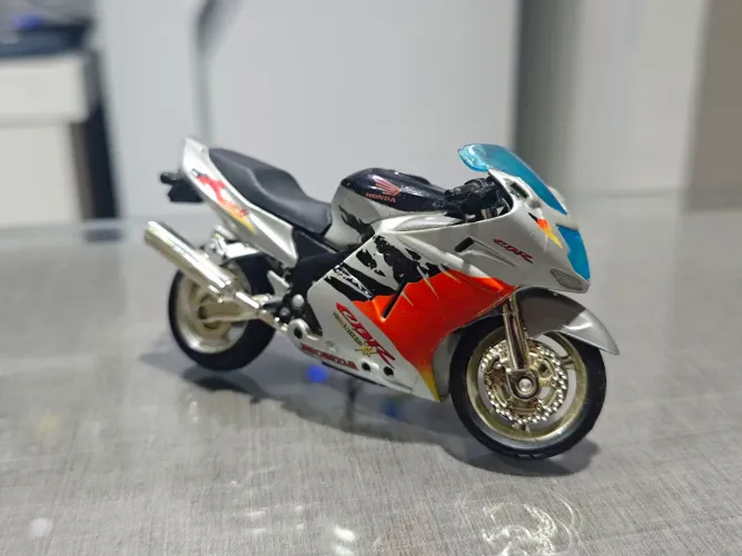 Miniatura moto Honda CBR 1100 saico