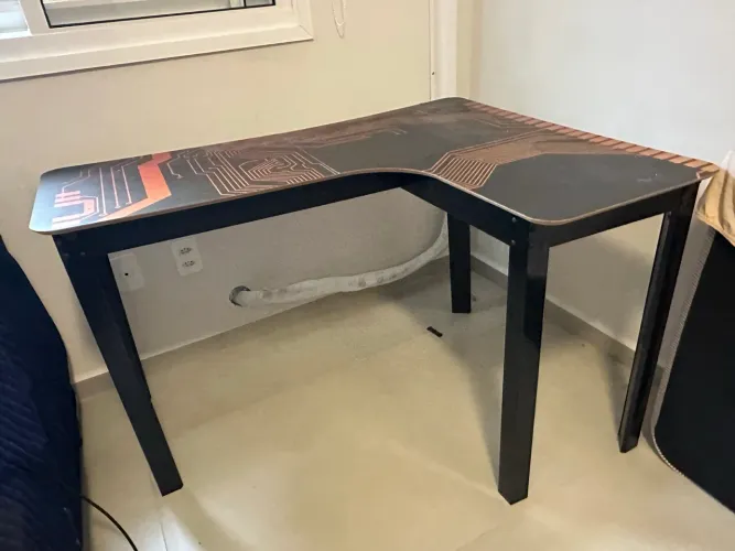 Mesa gamer em L