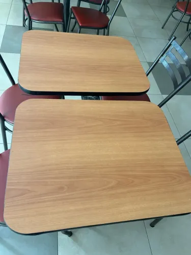 Tampo para mesa com cadeiras de ferro