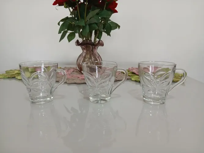 3 xícaras de vidro
