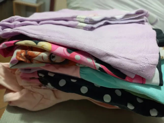 Lotinho de roupas de criança.