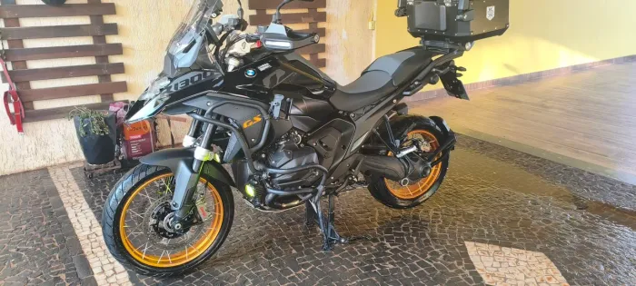 R1300 TRIPLE BLACK