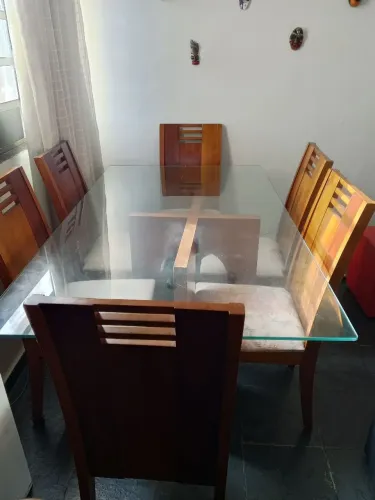 Mesa com tampo de vidro e 6 cadeiras maciças