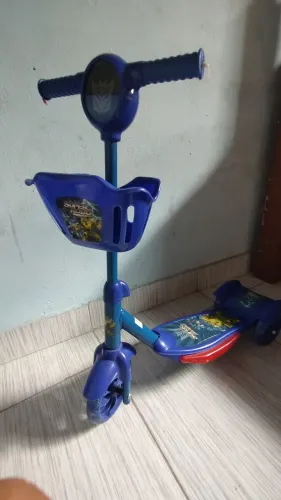 Patinete infantil toca música