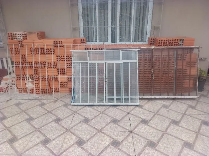 Vende-se vitro com todos os vidros e grade de ferro 