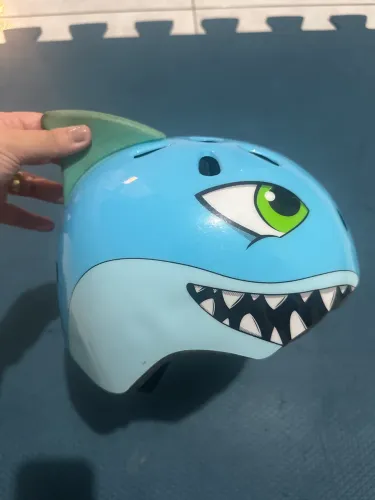 Capacete infantil tubarão