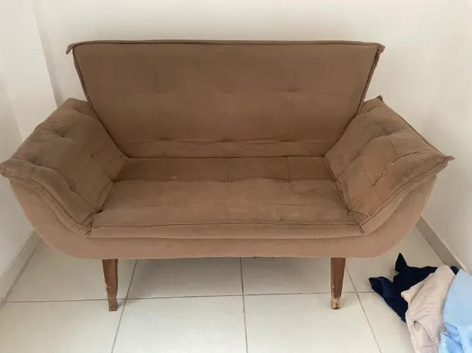 Vendo Um Pequeno Sofá 