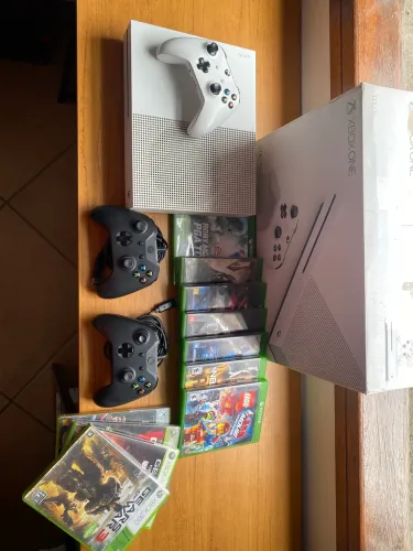 XBOX ONE S 1TB + 3 CONTROLES + 12 JOGOS (preço negociável)