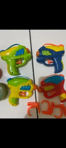 Brinquedos para colocar água e ioiôs