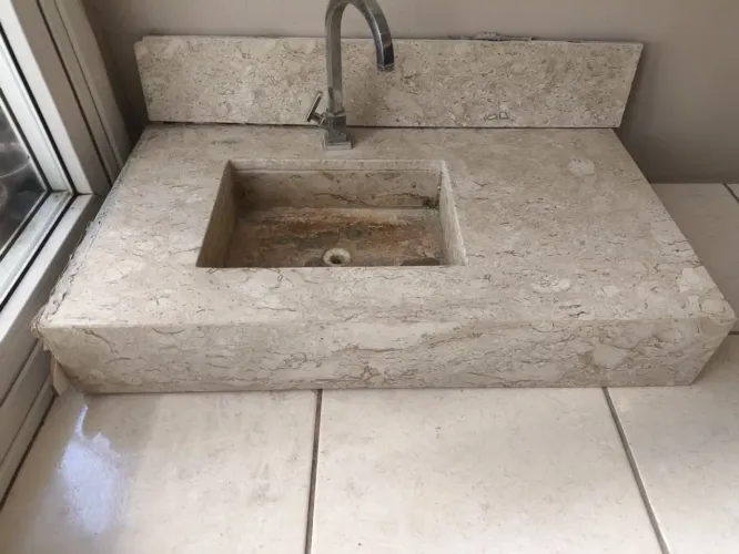 Pia de Banheiro com Cuba Esculpida em Pedra Natural - 90cm x 52cm