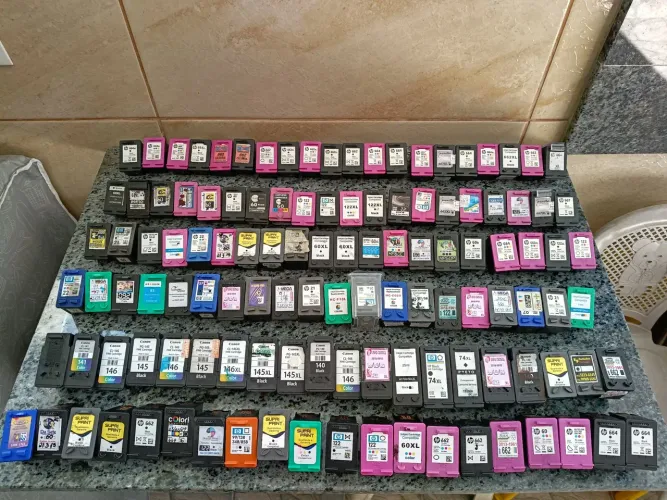Vendo lote de cartuchos para impressoras, com 140 peças. Leia.
