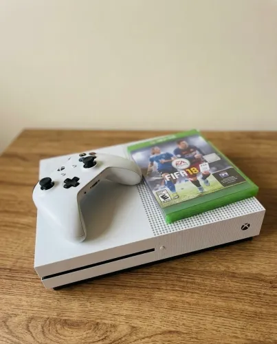 Xbox One S | Seminovo | 1 Controle + FIFA 16