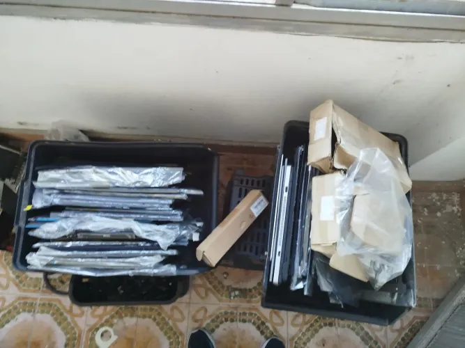 Lote de peças para informática, carcaças, teclados, jacks, coolers,alto falantes, flats
