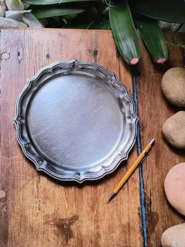 bandeja linda redonda inox trabalhada antiga anos 60 Antiquário vintage colecionador