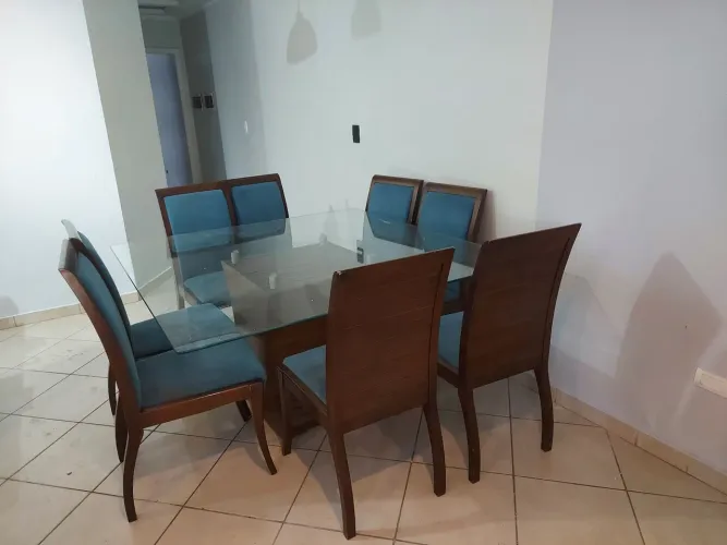 Mesa e jantar com 8 cadeiras