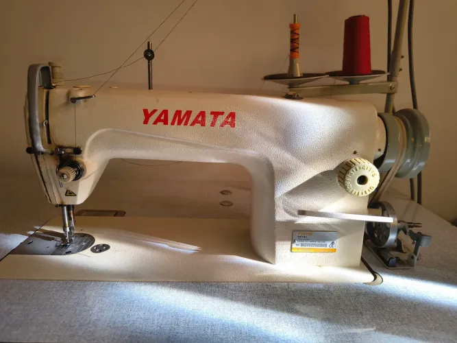 Máquina de costura yamata