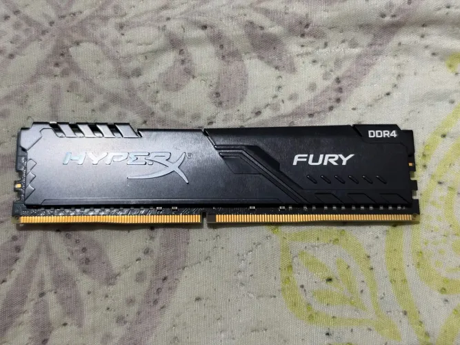 Um pente 16GB DDR4 Hyperx 2400MHZ