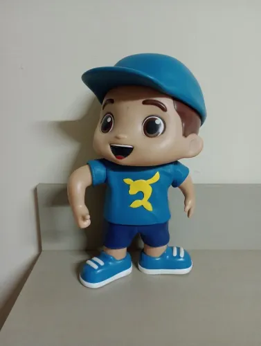 Boneco Lucas neto gigante