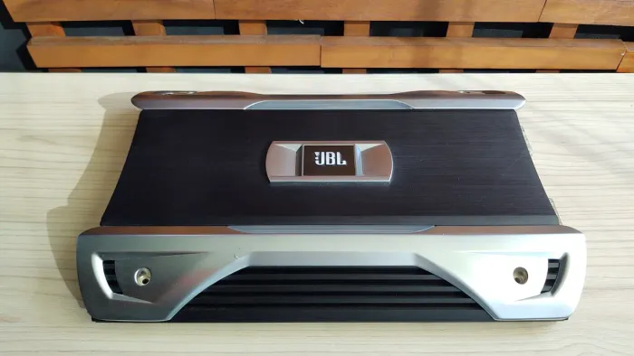 Amplificador JBL GTO 7001 para subwoofer