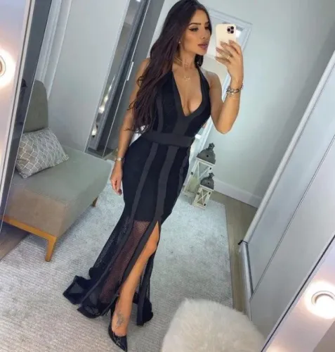 Vestido longo arrastão com bojo, forro e fenda decotado