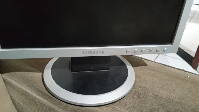 monitor LCD Samsung SyncMaster 540N (Modelo: 540N, Código: LS15HAAKS/XAZ)