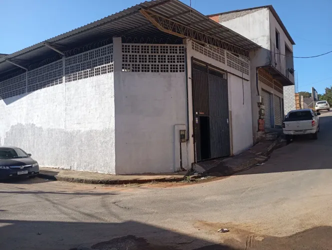 Galpão atrás do estádio Kleber Andrade