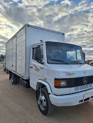 MB 710 plus 4x2 baú 