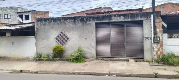 Casa à venda na principal do Laranjeiras