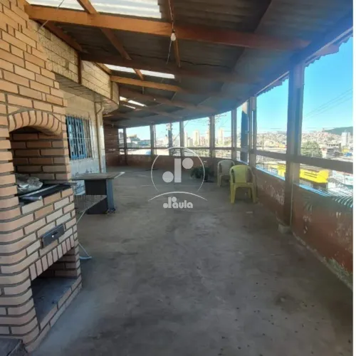 Prédio com duas residências , dois salões , cada salão com 1 banheiro . 1 vaga de garagem 