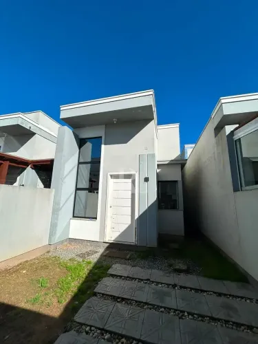 Casa semi mobiliada para locação com suíte, área de lavanderia coberta, vaga de garagem e