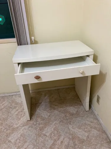 Mesa Branca com Gaveta Deslizante