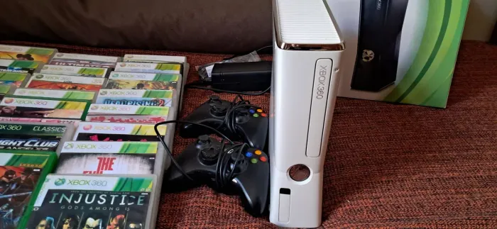 Xbox 360 slim Edição especial na cor branca - HD 320gb - desbloqueado na RGH